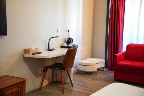 een kamer met een bureau, een stoel en een rode stoel bij Tulip Inn Sainte Clotilde, La Réunion in Saint-Denis