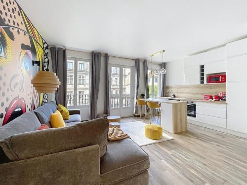 a living room with a couch and a kitchen at Mariani Place to Be in St Etienne in Saint-Étienne