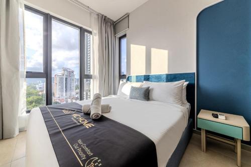 ein Schlafzimmer mit einem großen Bett mit einem großen Fenster in der Unterkunft 22Macalisterz by MC Home in George Town