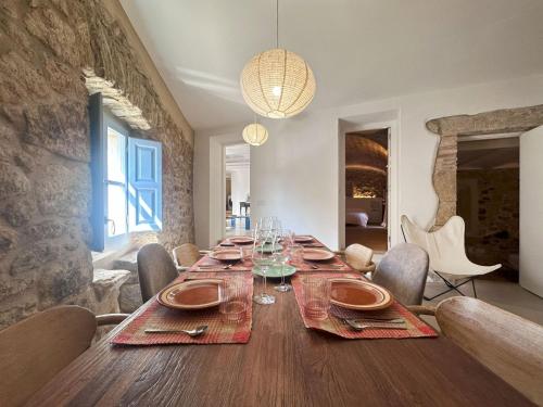 une salle à manger avec une longue table en bois et des chaises dans l'établissement Holiday Home Can Caritat by Interhome, à Pals