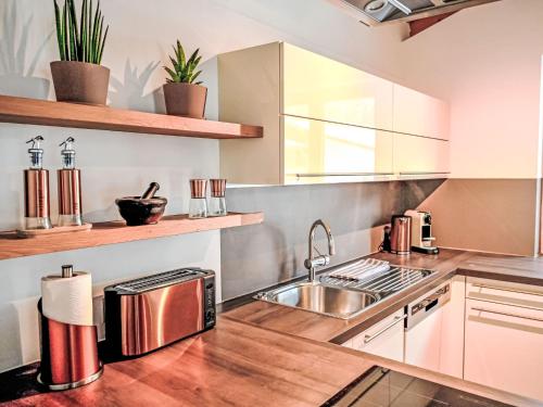 Η κουζίνα ή μικρή κουζίνα στο Holiday Home Ferienhaus Sellraintal by Interhome