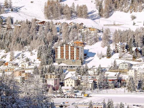 eine schneebedeckte Stadt mit einem Resort in der Unterkunft Apartment Guardaval - Utoring-3 by Interhome in Davos