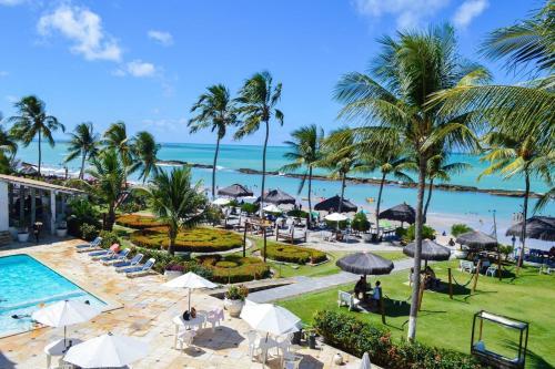 Una vista aérea de un resort con piscina y palmeras. en Marinas Tamandaré Beira Mar | Praia dos Carneiros, en Praia dos Carneiros