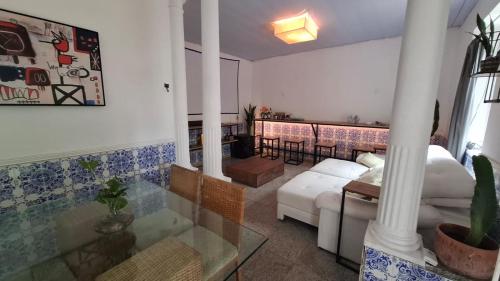 un salon avec un canapé et une table dans l'établissement Raridade! Mansão espetacular em Botafogo., à Rio de Janeiro