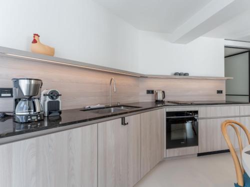 Η κουζίνα ή μικρή κουζίνα στο Apartment Marie Antoinette by Interhome