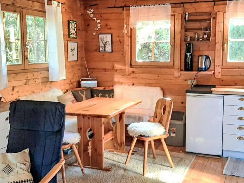 une salle à manger avec une table et des chaises en bois dans l'établissement Holiday Home Zirbenwaldhütt'n by Interhome, à Brandstätter