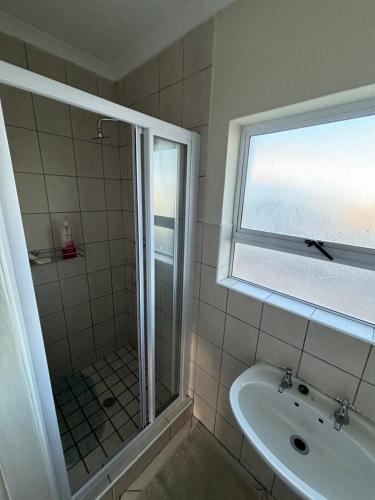 Koupelna v ubytování Spacious Entire Townhouse near Muizenberg Beach