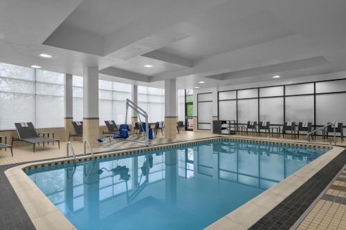 a swimming pool in a hotel lobby at Courtyard Pittsburgh Settlers Ridge/Robinson Township in Robinson Township