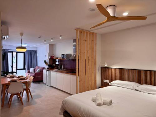 a bedroom with a bed and a living room and a kitchen at Ruzafa & Oceanografic Suites by Illetes Flats in Valencia