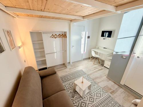 Una sala de estar con un sofá y un escritorio. en Nautilus B&B, en Scalea