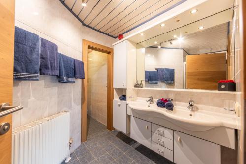 Ένα μπάνιο στο DAS EDELWEISS - Apartment Kuprian