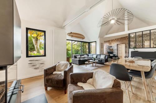 Les Marquises large renovated house with garden