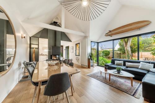 Les Marquises large renovated house with garden