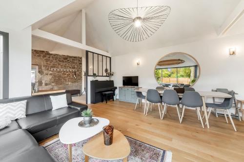 Les Marquises large renovated house with garden