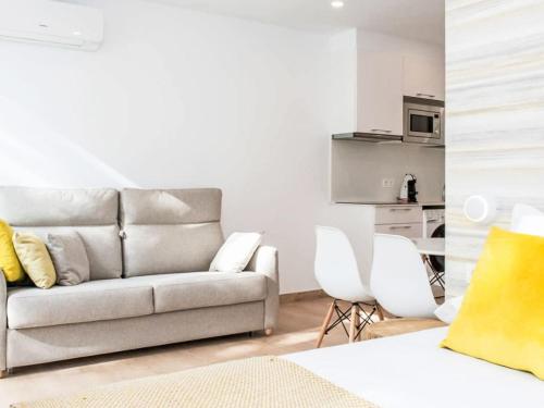 Kuchyň nebo kuchyňský kout v ubytování Studio Pillaras da Lanzada - Nasa by Interhome