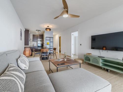 TV a/nebo společenská místnost v ubytování Apartment Punta del Sol by Interhome