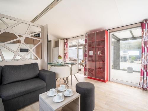 Posezení v ubytování Chalet Le Bois d'Amour-3 by Interhome