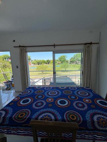 a bedroom with a bed and a large window at Departamento Temporal con Cochera in Paraná