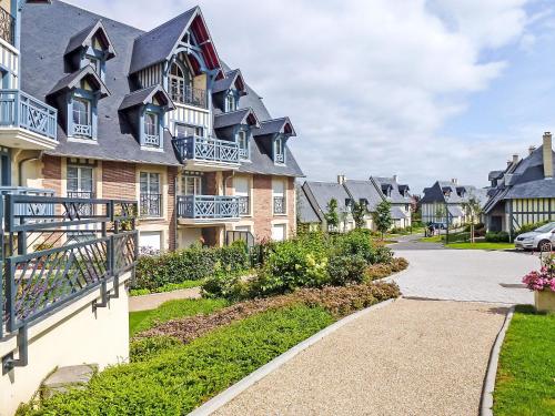 Apartment Les Coteaux by Interhome