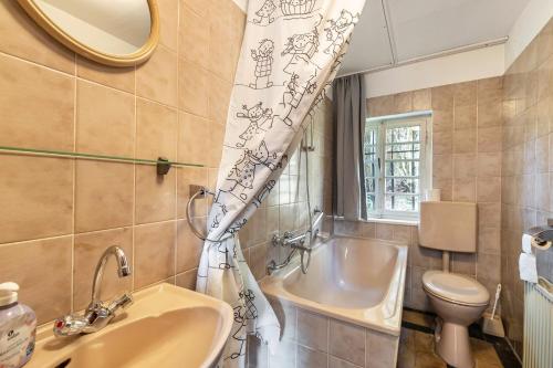 une salle de bains avec lavabo, baignoire et toilettes dans l'établissement Hueseken, à Finnentrop