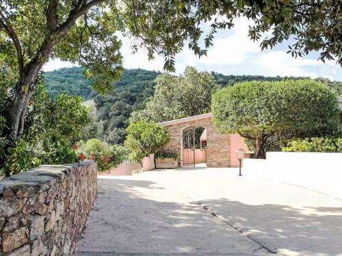 een gebouw met een stenen muur naast een oprit bij Holiday Home Casa Orsoni by Interhome in Cannella