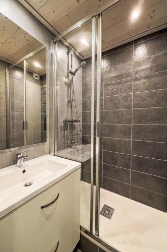 Apartment Les Olympiques - Tignes 1800-9 by Interhome
