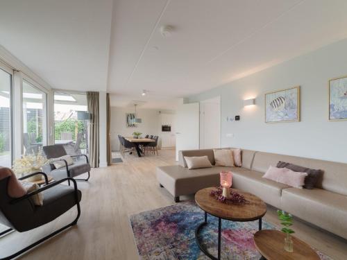 ein Wohnzimmer mit Sofa und Tisch in der Unterkunft Holiday Home Ganuenta by Interhome in Colijnsplaat