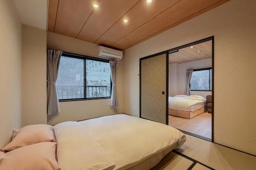 Postel nebo postele na pokoji v ubytování AURA YUZAWA Apartment Hotel - Spacious 1Bedroom Apartment with Large Living Room Sleeps 4 to 6, Bedroom with 2-Double Beds, Living Room with 1-Double Bed & 1-Sofa Bed