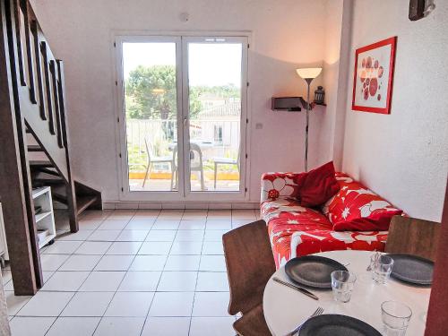 een woonkamer met een bank en een tafel bij Apartment Le Central Beach by Interhome in Plage dʼArgelès