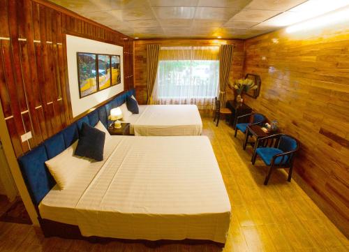 una camera con 2 letti in legno di Tamcoc Home Garden a Vũ Lâm