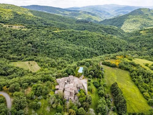une vue aérienne d'un domaine dans les montagnes dans l'établissement Apartment Il Frassino del Borgo di Ghiora by Interhome, à Falciano