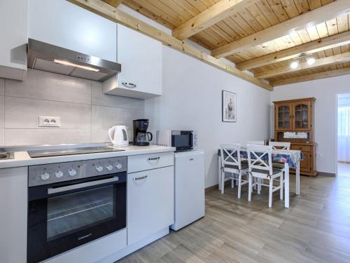 Η κουζίνα ή μικρή κουζίνα στο Apartment Marija by Interhome