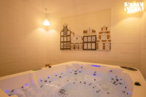 Fotografie z fotogalerie ubytování StayVista at Viva La Vida - Bonfire, Jacuzzi, AC v destinaci Bhimtal