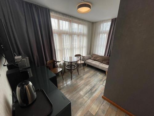una sala de estar con un sofá y una mesa en Apartments by Rikhe Palace, en Tiflis