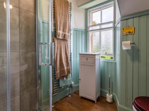 Et badeværelse på 5 Bed in Shiskine oc-b33664