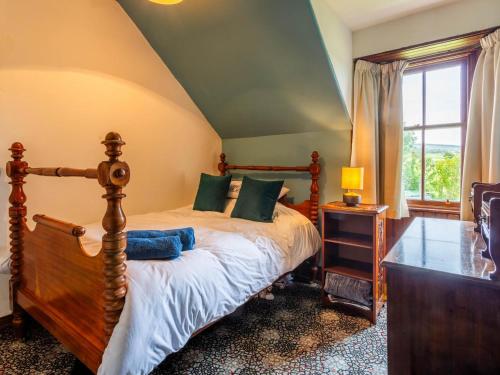 En eller flere senge i et værelse på 5 Bed in Shiskine oc-b33664