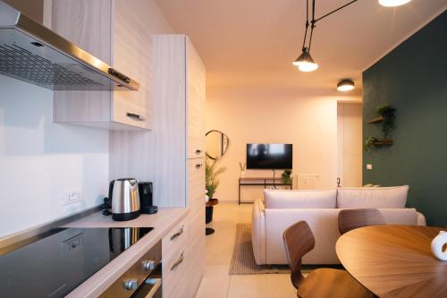 un salon avec un canapé et une table dans l'établissement L'Atelier - 2 min walk to Bernina Express, à Tirano