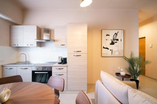 une cuisine et une salle à manger avec une table et des chaises dans l'établissement L'Atelier - 2 min walk to Bernina Express, à Tirano