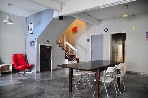 ein Esszimmer mit einem Holztisch und Stühlen in der Unterkunft Grayhaus BU3 House at Bandar Utama - near 1 Utama Shopping Centre - Stay Only NO EVENTS in Petaling Jaya