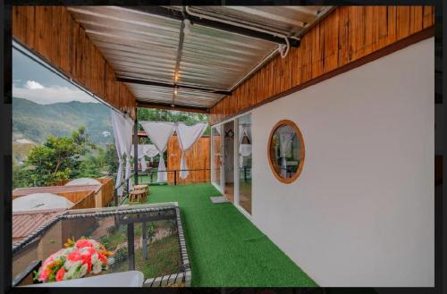 Nespecifikovaný výhled na hory nebo výhled na hory při pohledu z luxury tent