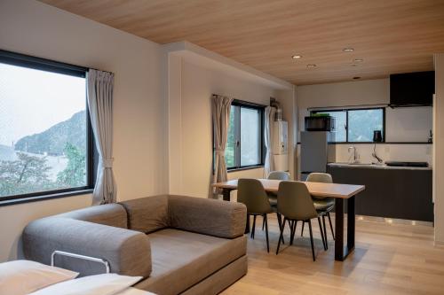 Kuchyň nebo kuchyňský kout v ubytování AURA YUZAWA Apartment Hotel - Spacious 1Bedroom Apartment with Large Living Room Sleeps 4 to 6, Bedroom with 2-Double Beds, Living Room with 1-Double Bed & 1-Sofa Bed