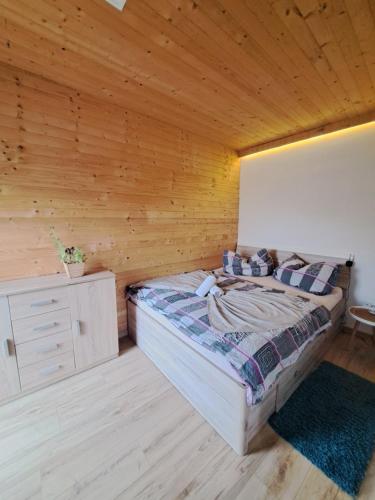 Ένα ή περισσότερα κρεβάτια σε δωμάτιο στο Domeček Sára