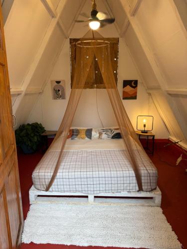 Ένα ή περισσότερα κρεβάτια σε δωμάτιο στο tipy