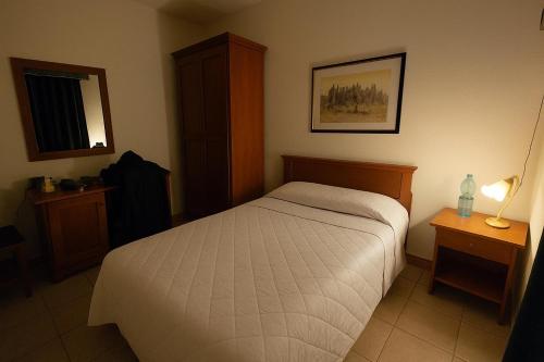 Ένα ή περισσότερα κρεβάτια σε δωμάτιο στο Hotel Il Melograno