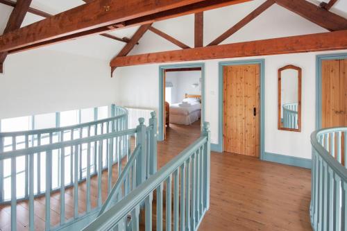 Zimmer mit einer Treppe, die zu einem Schlafzimmer führt in der Unterkunft 4 Bed in Shebbear oc-w33730 in Black Torrington