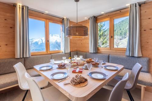 jadalnia z drewnianym stołem i krzesłami w obiekcie Slow Chalet Tekoa 8 pers - 5 min from the slopes w mieście Manigod