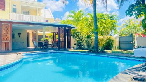 Charming House with Direct Beach Access -Pereybere