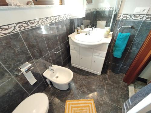 un bagno con un water e un lavandino di Casa natural redes 