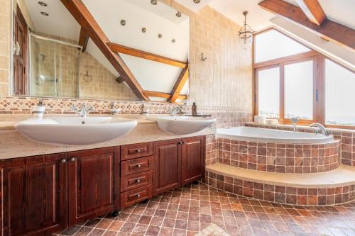 Dona Maria - Front Line Golf Duplex Seaviews