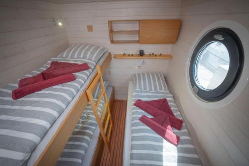 Voodi või voodid majutusasutuse Hausboot Miami Woma D13 toas